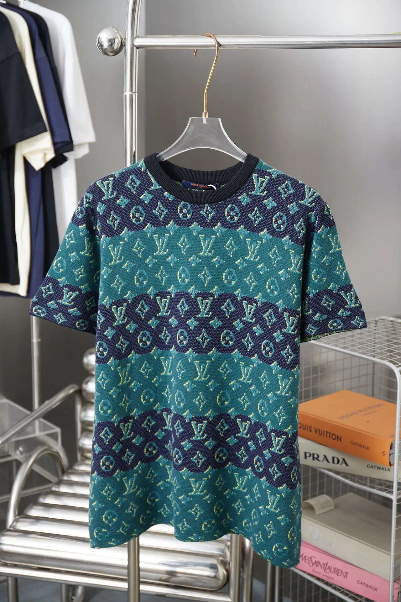 🅿️220 LV Louis 25ss spring and summer new style 3️⃣color jacquard knitted short-sleeved light luxury essential item for daily commuting for men and women Correct version Welcome to compare Detailed features · High-viscosity cotton material, high count cotton is added, dry and avoid stuffiness · Use exquisite intarsia patchwork technology to interpret Damier and Monogram patterns in soft indigo tones, with all-over intarsia patterns · Threaded neckline · Original main mark, washed tag, brand moisture-proof paper packaging Color: Green Size: S/M/L/XL